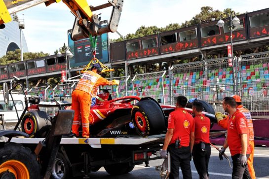 The Ferrari SF-24 of Charles Leclerc (MON) Ferrari, who crashed in the first practice session, is recovered back to the pits on the back of a truck.
13.09.2024. Formula 1 World Championship, Rd 17, Azerbaijan Grand Prix, Baku Street Circuit, Azerbaijan, Practice Day.
- www.xpbimages.com, EMail: requests@xpbimages.com © Copyright: Batchelor / XPB Images
