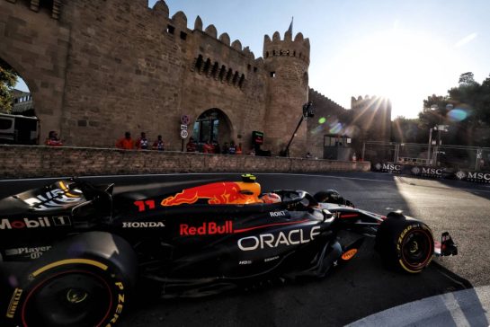 Sergio Perez (MEX) Red Bull Racing RB20.
13.09.2024. Formula 1 World Championship, Rd 17, Azerbaijan Grand Prix, Baku Street Circuit, Azerbaijan, Practice Day.
- www.xpbimages.com, EMail: requests@xpbimages.com © Copyright: Bearne / XPB Images