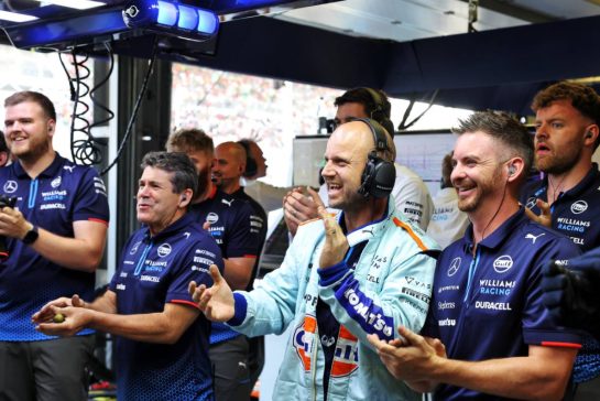 Williams Racing mechanics enjoy qualifying.
14.09.2024. Formula 1 World Championship, Rd 17, Azerbaijan Grand Prix, Baku Street Circuit, Azerbaijan, Qualifying Day.
- www.xpbimages.com, EMail: requests@xpbimages.com © Copyright: Bearne / XPB Images