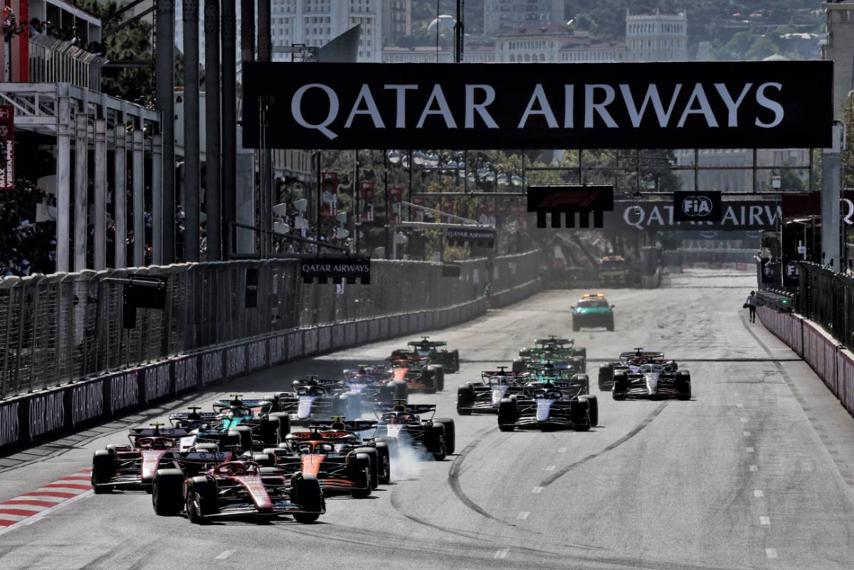 Charles Leclerc (MON) Ferrari SF-24 leads at the start of the race.
15.09.2024. Formula 1 World Championship, Rd 17, Azerbaijan Grand Prix, Baku Street Circuit, Azerbaijan, Race Day.
- www.xpbimages.com, EMail: requests@xpbimages.com © Copyright: Batchelor / XPB Images