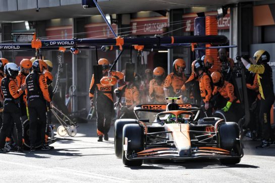 Lando Norris (GBR) McLaren MCL38 makes a pit stop.
15.09.2024. Formula 1 World Championship, Rd 17, Azerbaijan Grand Prix, Baku Street Circuit, Azerbaijan, Race Day.
- www.xpbimages.com, EMail: requests@xpbimages.com © Copyright: Batchelor / XPB Images