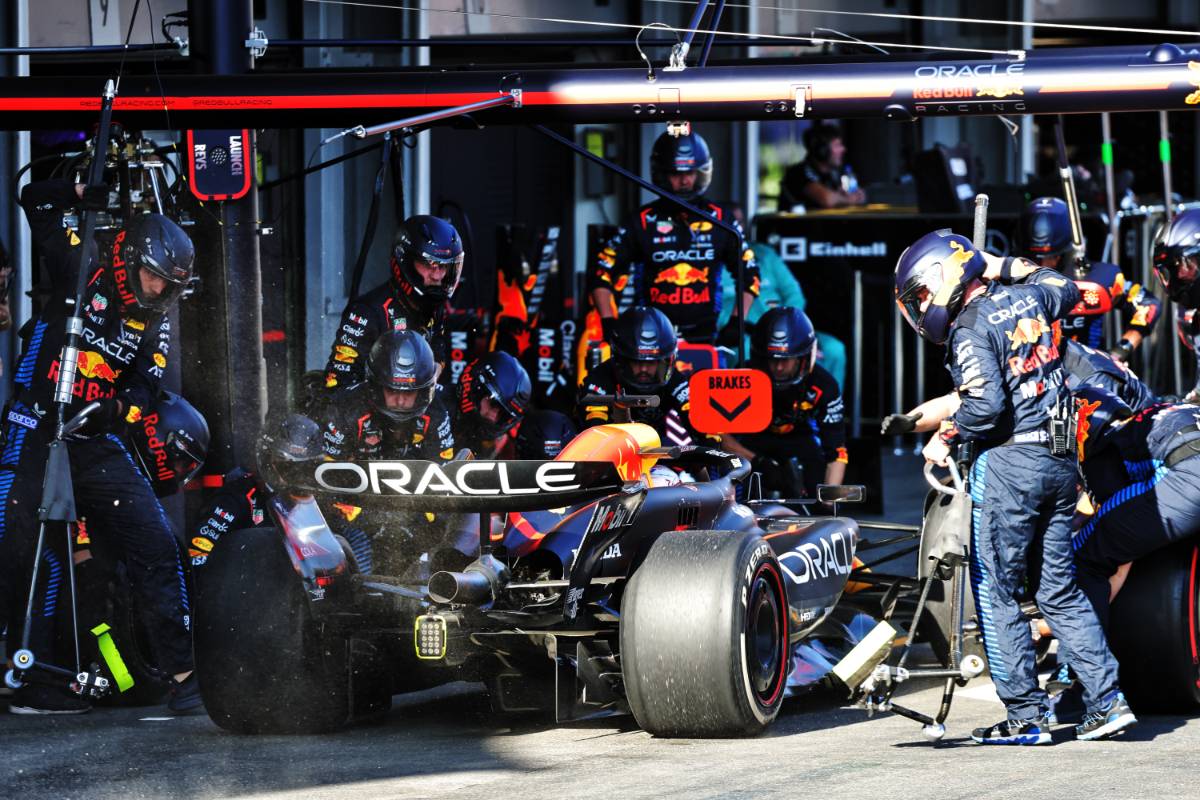 Max Verstappen (NLD) Red Bull Racing RB20 makes a pit stop. 15.09.2024. Formula 1 World Championship, Rd 17, Azerbaijan Grand Prix, Baku Street Circuit, Azerbaijan, Race Day. - www.xpbimages.com, EMail: requests@xpbimages.com © Copyright: Batchelor / XPB Images
