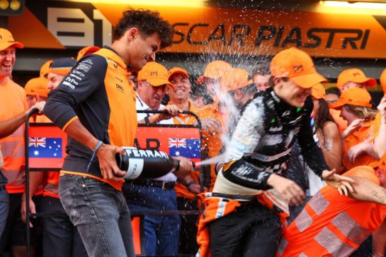 Race winner Oscar Piastri (AUS) McLaren celebrates with team mate Lando Norris (GBR) McLaren and the team.
15.09.2024. Formula 1 World Championship, Rd 17, Azerbaijan Grand Prix, Baku Street Circuit, Azerbaijan, Race Day.
- www.xpbimages.com, EMail: requests@xpbimages.com © Copyright: Coates / XPB Images