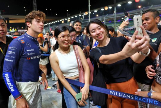 Franco Colapinto (ARG) Williams Racing with fans in the pits.
19.09.2024. Formula 1 World Championship, Rd 18, Singapore Grand Prix, Marina Bay Street Circuit, Singapore, Preparation Day.
- www.xpbimages.com, EMail: requests@xpbimages.com © Copyright: Batchelor / XPB Images