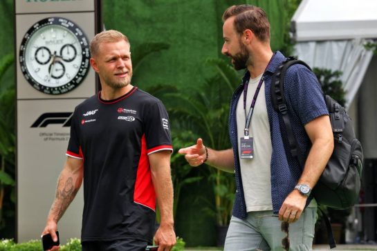 (L to R): Kevin Magnussen (DEN) Haas F1 Team with James Hinchcliffe (CDN).
20.09.2024. Formula 1 World Championship, Rd 18, Singapore Grand Prix, Marina Bay Street Circuit, Singapore, Practice Day.
- www.xpbimages.com, EMail: requests@xpbimages.com © Copyright: Batchelor / XPB Images