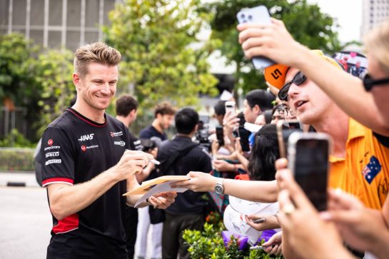Nico Hulkenberg (GER) Haas F1 Team with fans.
21.09.2024. Formula 1 World Championship, Rd 18, Singapore Grand Prix, Marina Bay Street Circuit, Singapore, Qualifying Day.
- www.xpbimages.com, EMail: requests@xpbimages.com © Copyright: Bearne / XPB Images