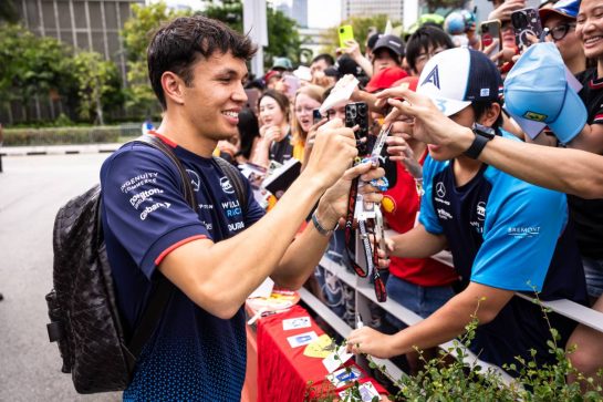 Alexander Albon (THA) Williams Racing with fans.
21.09.2024. Formula 1 World Championship, Rd 18, Singapore Grand Prix, Marina Bay Street Circuit, Singapore, Qualifying Day.
- www.xpbimages.com, EMail: requests@xpbimages.com © Copyright: Bearne / XPB Images