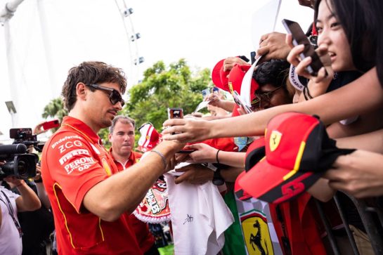 Charles Leclerc (MON) Ferrari with fans.
21.09.2024. Formula 1 World Championship, Rd 18, Singapore Grand Prix, Marina Bay Street Circuit, Singapore, Qualifying Day.
- www.xpbimages.com, EMail: requests@xpbimages.com © Copyright: Bearne / XPB Images