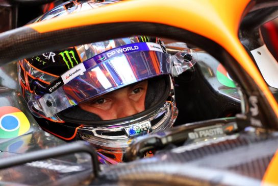 Oscar Piastri (AUS) McLaren MCL38.
21.09.2024. Formula 1 World Championship, Rd 18, Singapore Grand Prix, Marina Bay Street Circuit, Singapore, Qualifying Day.
- www.xpbimages.com, EMail: requests@xpbimages.com © Copyright: Batchelor / XPB Images
