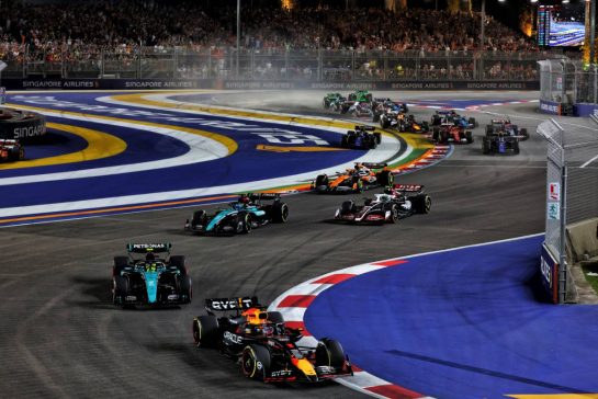 Max Verstappen (NLD) Red Bull Racing RB20 Andy Stevenson (GBR) Aston Martin F1 Team Manager the start of the race.
22.09.2024. Formula 1 World Championship, Rd 18, Singapore Grand Prix, Marina Bay Street Circuit, Singapore, Race Day.
- www.xpbimages.com, EMail: requests@xpbimages.com © Copyright: Batchelor / XPB Images