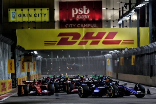 Carlos Sainz Jr (ESP) Ferrari SF-24 and Franco Colapinto (ARG) Williams Racing FW46 at the start of the race.
22.09.2024. Formula 1 World Championship, Rd 18, Singapore Grand Prix, Marina Bay Street Circuit, Singapore, Race Day.
- www.xpbimages.com, EMail: requests@xpbimages.com © Copyright: Coates / XPB Images
