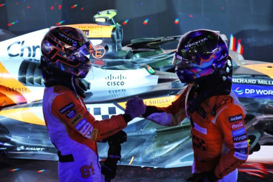 Race winner Lando Norris (GBR) McLaren (Right) celebrates in parc ferme with third placed team mate Oscar Piastri (AUS) McLaren.
22.09.2024. Formula 1 World Championship, Rd 18, Singapore Grand Prix, Marina Bay Street Circuit, Singapore, Race Day.
- www.xpbimages.com, EMail: requests@xpbimages.com © Copyright: Batchelor / XPB Images