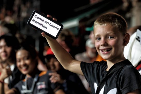 Circuit atmosphere - a young fan.
22.09.2024. Formula 1 World Championship, Rd 18, Singapore Grand Prix, Marina Bay Street Circuit, Singapore, Race Day.
- www.xpbimages.com, EMail: requests@xpbimages.com © Copyright: Moy / XPB Images