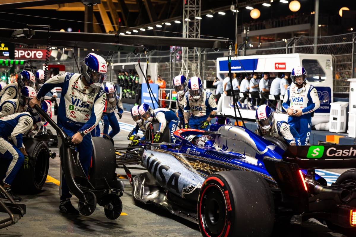 Daniel Ricciardo (AUS) RB VCARB 01 makes a pit stop. 22.09.2024. Formula 1 World Championship, Rd 18, Singapore Grand Prix, Marina Bay Street Circuit, Singapore, Race Day. - www.xpbimages.com, EMail: requests@xpbimages.com © Copyright: Bearne / XPB Images