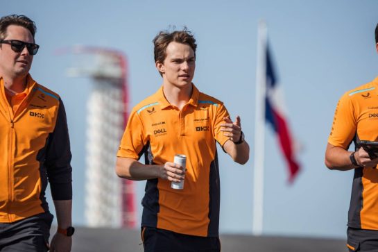 Oscar Piastri (AUS) McLaren walks the circuit with the team.
17.10.2024. Formula 1 World Championship, Rd 19, United States Grand Prix, Austin, Texas, USA, Preparation Day.
- www.xpbimages.com, EMail: requests@xpbimages.com © Copyright: Bearne / XPB Images