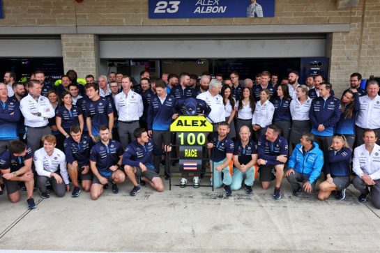 Alexander Albon (THA) Williams Racing celebrates his 100th F1 race with the team.
18.10.2024. Formula 1 World Championship, Rd 19, United States Grand Prix, Austin, Texas, USA, Sprint Qualifying Day
- www.xpbimages.com, EMail: requests@xpbimages.com © Copyright: Bearne / XPB Images