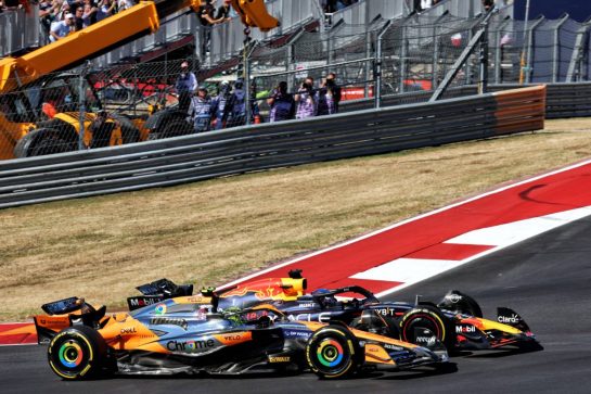 Lando Norris (GBR) McLaren MCL38 and Max Verstappen (NLD) Red Bull Racing RB20 battle for the lead at the start of the race.
20.10.2024. Formula 1 World Championship, Rd 19, United States Grand Prix, Austin, Texas, USA, Race Day.
- www.xpbimages.com, EMail: requests@xpbimages.com © Copyright: Batchelor / XPB Images