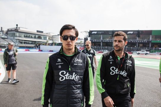 Zhou Guanyu (CHN) Sauber walks the circuit with the team.
24.10.2024. Formula 1 World Championship, Rd 20, Mexican Grand Prix, Mexico City, Mexico, Preparation Day.
- www.xpbimages.com, EMail: requests@xpbimages.com © Copyright: Bearne / XPB Images
