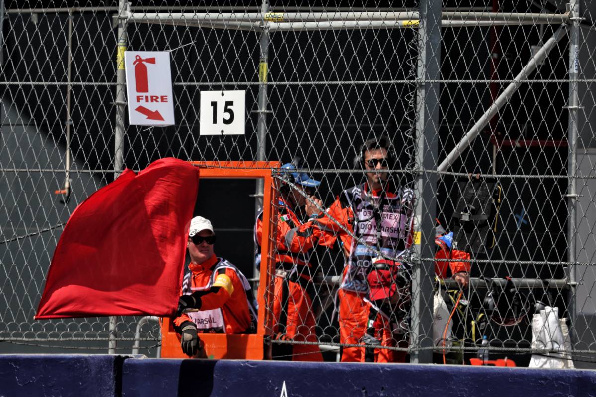 Circuit atmosphere - marshals wave red flag in the first practice session. 25.10.2024. Formula 1 World Championship, Rd 20, Mexican Grand Prix, Mexico City, Mexico, Practice Day. - www.xpbimages.com, EMail: requests@xpbimages.com © Copyright: Moy / XPB Images