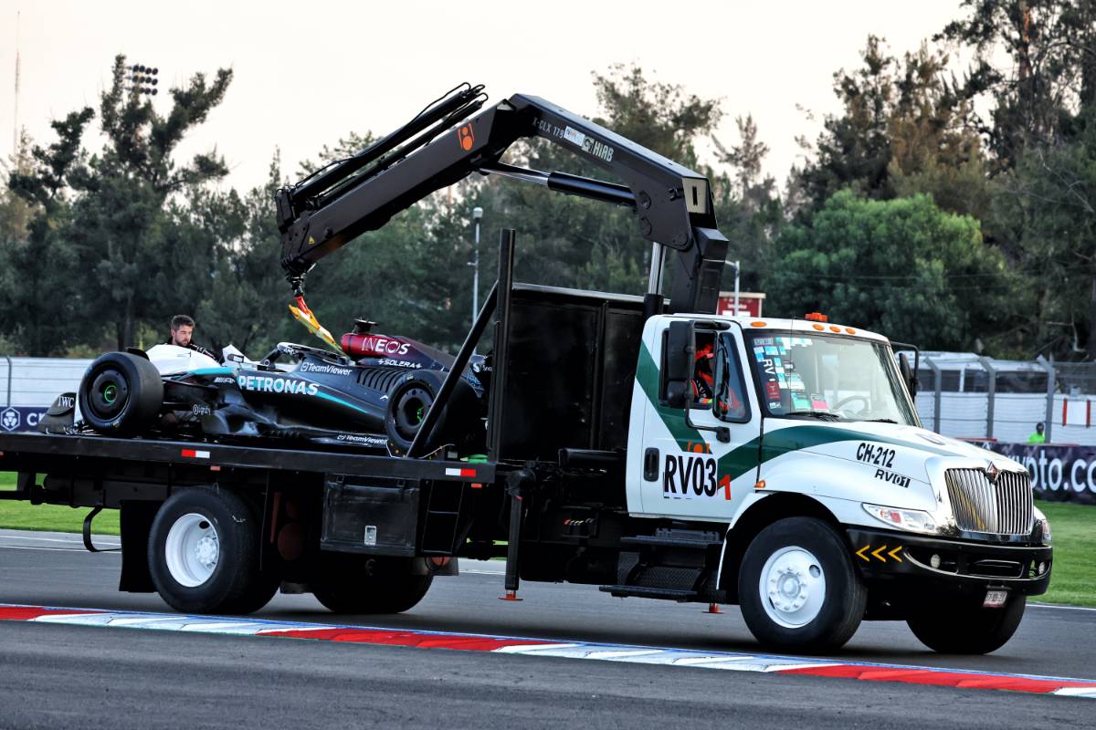 The Mercedes AMG F1 W15 of George Russell (GBR) Mercedes AMG F1 is recovered back to the pits on the back of a truck after he crashed in the second practice session. 25.10.2024. Formula 1 World Championship, Rd 20, Mexican Grand Prix, Mexico City, Mexico, Practice Day. - www.xpbimages.com, EMail: requests@xpbimages.com © Copyright: Charniaux / XPB Images