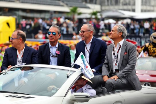 (L to R): Carlos Slim Domit (MEX) Chairman of America Movil; Stefano Domenicali (ITA) Formula One President and CEO; and Alejandro Soberon (MEX) Mexican GP Promoter, on the drivers' parade.
27.10.2024. Formula 1 World Championship, Rd 20, Mexican Grand Prix, Mexico City, Mexico, Race Day.
- www.xpbimages.com, EMail: requests@xpbimages.com © Copyright: Batchelor / XPB Images
