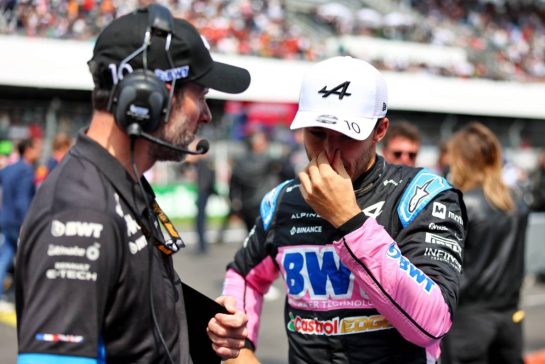 Pierre Gasly (FRA) Alpine F1 Team with John Howard (GBR) Alpine F1 Team Race Engineer on the grid.
27.10.2024. Formula 1 World Championship, Rd 20, Mexican Grand Prix, Mexico City, Mexico, Race Day.
- www.xpbimages.com, EMail: requests@xpbimages.com © Copyright: Charniaux / XPB Images