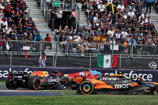 Max Verstappen (NLD) Red Bull Racing RB20 and Lando Norris (GBR) McLaren MCL38 battle for position, behind Carlos Sainz Jr (ESP) Ferrari SF-24.
27.10.2024. Formula 1 World Championship, Rd 20, Mexican Grand Prix, Mexico City, Mexico, Race Day.
- www.xpbimages.com, EMail: requests@xpbimages.com © Copyright: Moy / XPB Images