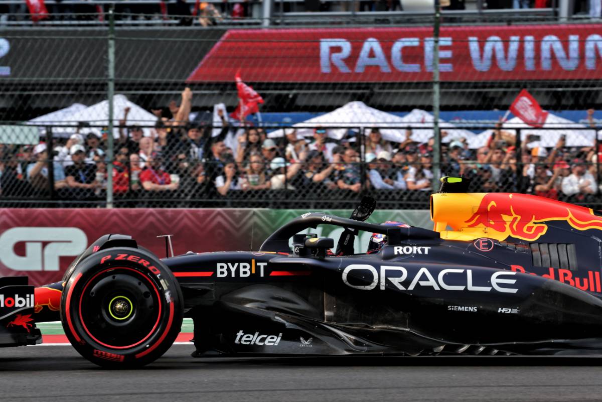 Sergio Perez (MEX) Red Bull Racing RB20 at the end of the race. 27.10.2024. Formula 1 World Championship, Rd 20, Mexican Grand Prix, Mexico City, Mexico, Race Day. - www.xpbimages.com, EMail: requests@xpbimages.com © Copyright: Moy / XPB Images