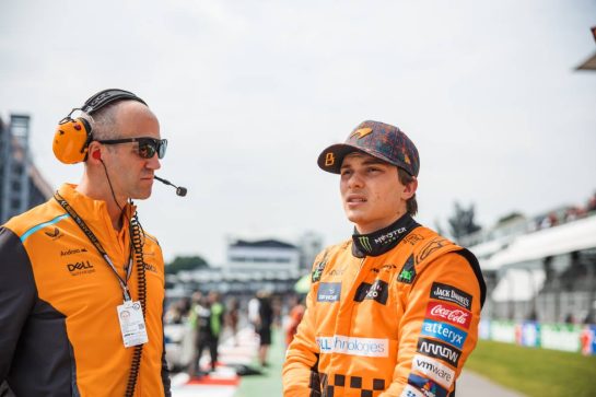 Oscar Piastri (AUS) McLaren with Tom Stallard (GBR) McLaren Race Engineer on the grid.
27.10.2024. Formula 1 World Championship, Rd 20, Mexican Grand Prix, Mexico City, Mexico, Race Day.
- www.xpbimages.com, EMail: requests@xpbimages.com © Copyright: Bearne / XPB Images
