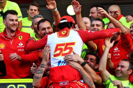 Race winner Carlos Sainz Jr (ESP) Ferrari celebrates with the team.
27.10.2024. Formula 1 World Championship, Rd 20, Mexican Grand Prix, Mexico City, Mexico, Race Day.
- www.xpbimages.com, EMail: requests@xpbimages.com © Copyright: Coates / XPB Images