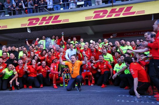 Zak Brown (USA) McLaren Executive Director photobombs the Ferrari team celebration photo for Carlos Sainz Jr (ESP) Ferrari and Charles Leclerc (MON) Ferrari.
27.10.2024. Formula 1 World Championship, Rd 20, Mexican Grand Prix, Mexico City, Mexico, Race Day.
- www.xpbimages.com, EMail: requests@xpbimages.com © Copyright: Coates / XPB Images