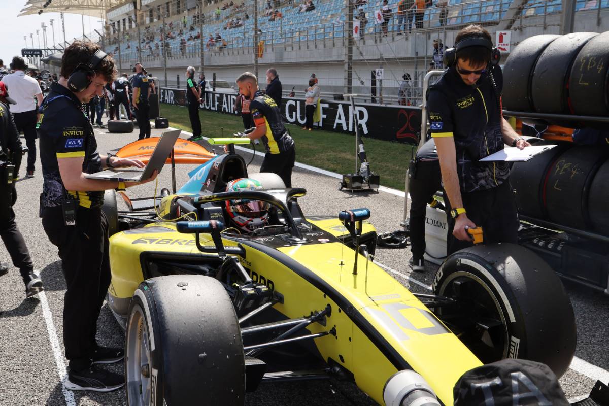 Gabriel Bortoleto (BRA) Invicta Racing on the grid. 02.03.2024. FIA Formula 2 Championship, Rd 1, Feature Race, Sakhir, Bahrain, Saturday. - www.xpbimages.com, EMail: requests@xpbimages.com Copyright: XPB Images