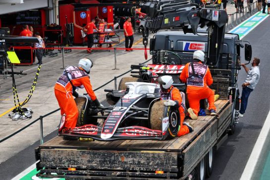 The Haas VF-24 of Sprint retiree Nico Hulkenberg (GER) Haas F1 Team is recovered back to the pits on the back of a truck.
02.11.2024. Formula 1 World Championship, Rd 21, Brazilian Grand Prix, Sao Paulo, Brazil, Sprint and Qualifying Day.
- www.xpbimages.com, EMail: requests@xpbimages.com © Copyright: Batchelor / XPB Images