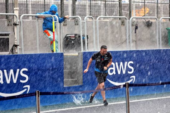 Williams Racing - heavy rain falls in the pits before qualifying.
02.11.2024. Formula 1 World Championship, Rd 21, Brazilian Grand Prix, Sao Paulo, Brazil, Sprint and Qualifying Day.
- www.xpbimages.com, EMail: requests@xpbimages.com © Copyright: Batchelor / XPB Images