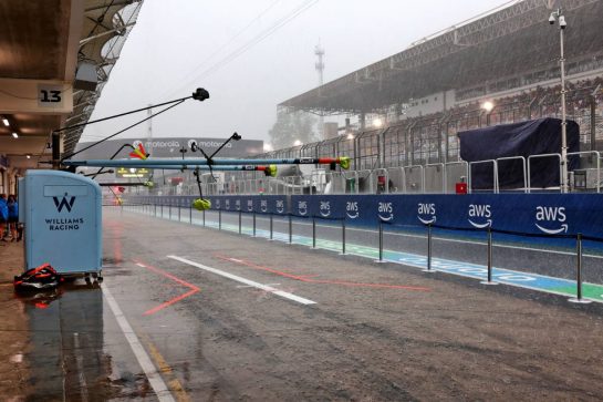 Williams Racing - heavy rain falls in the pits before qualifying.
02.11.2024. Formula 1 World Championship, Rd 21, Brazilian Grand Prix, Sao Paulo, Brazil, Sprint and Qualifying Day.
- www.xpbimages.com, EMail: requests@xpbimages.com © Copyright: Charniaux / XPB Images