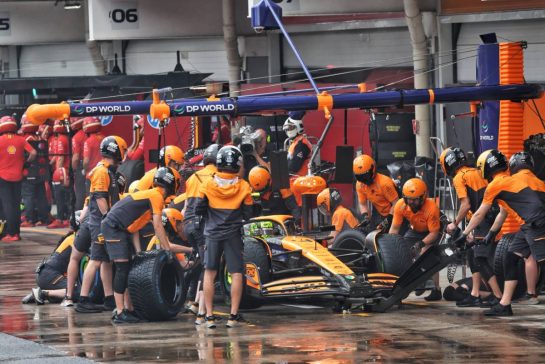 Lando Norris (GBR) McLaren MCL38 makes a pit stop.
03.11.2024. Formula 1 World Championship, Rd 21, Brazilian Grand Prix, Sao Paulo, Brazil, Race Day.
- www.xpbimages.com, EMail: requests@xpbimages.com © Copyright: Batchelor / XPB Images