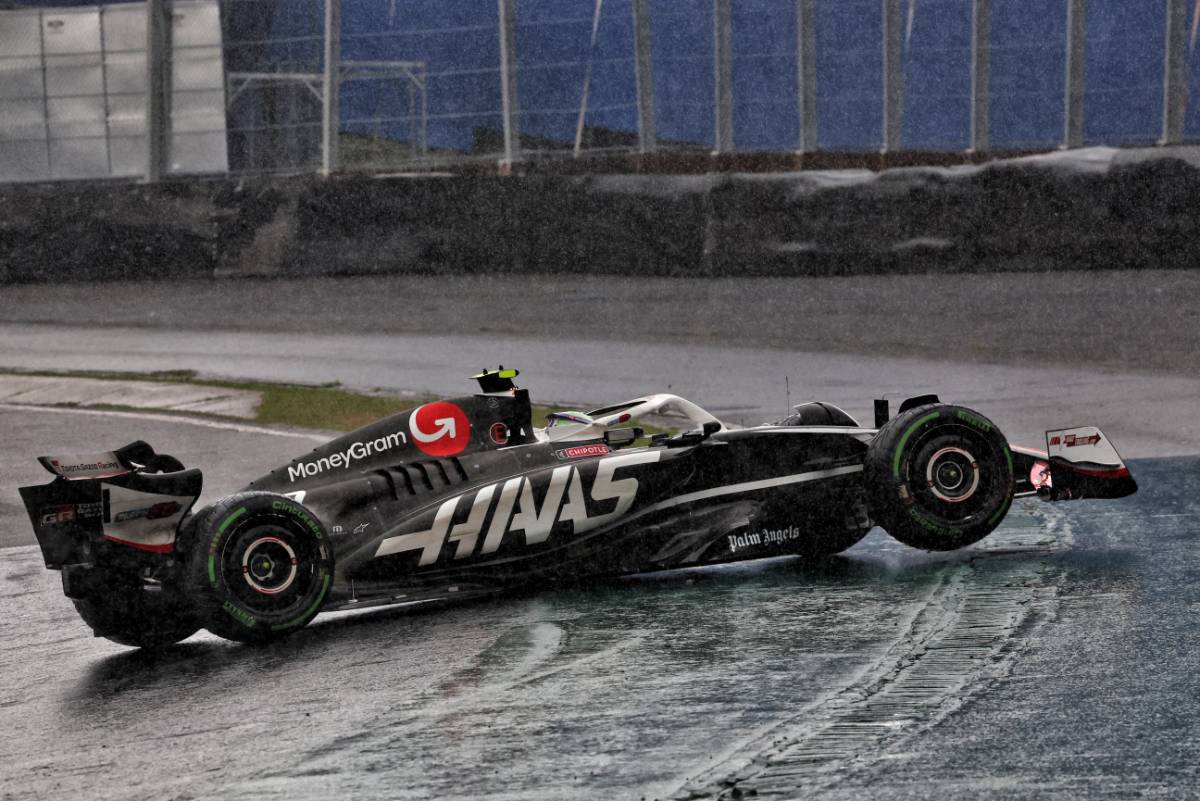 Nico Hulkenberg (GER) Haas VF-24 spins at turn 1. 03.11.2024. Formula 1 World Championship, Rd 21, Brazilian Grand Prix, Sao Paulo, Brazil, Race Day. - www.xpbimages.com, EMail: requests@xpbimages.com © Copyright: Charniaux / XPB Images