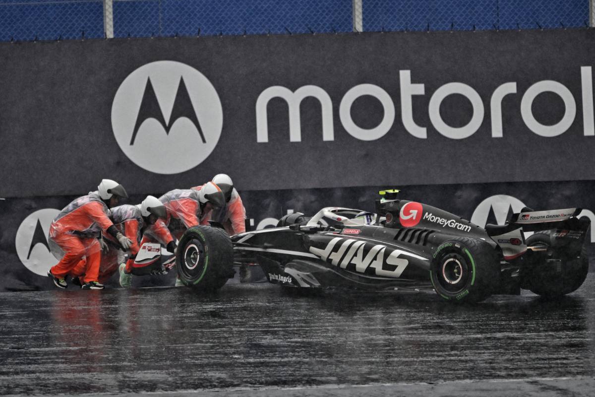 Nico Hulkenberg (GER) Haas VF-24 spins at turn one and is aided by marshals. 03.11.2024. Formula 1 World Championship, Rd 21, Brazilian Grand Prix, Sao Paulo, Brazil, Race Day. - www.xpbimages.com, EMail: requests@xpbimages.com © Copyright: Price / XPB Images