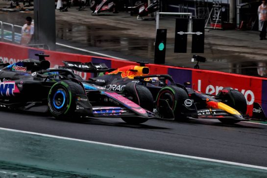 Esteban Ocon (FRA) Alpine F1 Team A524 and Max Verstappen (NLD) Red Bull Racing RB20 battle for the lead of the race.
03.11.2024. Formula 1 World Championship, Rd 21, Brazilian Grand Prix, Sao Paulo, Brazil, Race Day.
- www.xpbimages.com, EMail: requests@xpbimages.com © Copyright: Charniaux / XPB Images