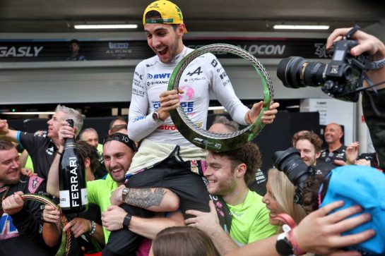 Esteban Ocon (FRA) Alpine F1 Team celebrates his second place finish with the team.
03.11.2024. Formula 1 World Championship, Rd 21, Brazilian Grand Prix, Sao Paulo, Brazil, Race Day.
- www.xpbimages.com, EMail: requests@xpbimages.com © Copyright: Staley / XPB Images