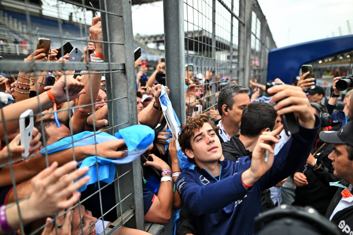 Franco Colapinto (ARG) Williams Racing with fans. 03.11.2024. Formula 1 World Championship, Rd 21, Brazilian Grand Prix, Sao Paulo, Brazil, Race Day. - www.xpbimages.com, EMail: requests@xpbimages.com © Copyright: Price / XPB Images