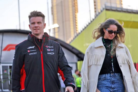 Nico Hulkenberg (GER) Haas F1 Team with his wife Egle Ruskyte (LIT).
21.11.2024. Formula 1 World Championship, Rd 22, Las Vegas Grand Prix, Las Vegas, Nevada, USA, Practice Day
- www.xpbimages.com, EMail: requests@xpbimages.com © Copyright: Batchelor / XPB Images