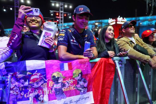 Fans at the FanZone Stage.
22.11.2024. Formula 1 World Championship, Rd 22, Las Vegas Grand Prix, Las Vegas, Nevada, USA, Qualifying Day.
- www.xpbimages.com, EMail: requests@xpbimages.com © Copyright: Batchelor / XPB Images