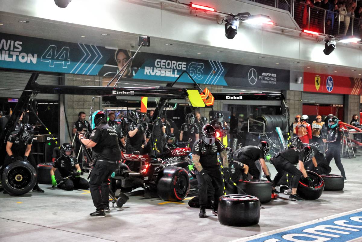 George Russell (GBR) Mercedes AMG F1 W15 makes a pit stop. 22.11.2024. Formula 1 World Championship, Rd 22, Las Vegas Grand Prix, Las Vegas, Nevada, USA, Qualifying Day. - www.xpbimages.com, EMail: requests@xpbimages.com © Copyright: Batchelor / XPB Images