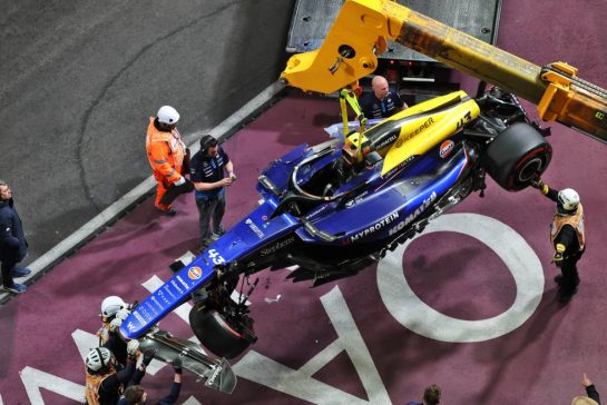 The Williams Racing FW46 of Franco Colapinto (ARG) is recovered back to the pits after he crashed in qualifying.
22.11.2024. Formula 1 World Championship, Rd 22, Las Vegas Grand Prix, Las Vegas, Nevada, USA, Qualifying Day.
- www.xpbimages.com, EMail: requests@xpbimages.com © Copyright: Bearne / XPB Images