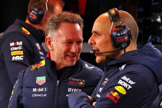 (L to R): Christian Horner (GBR) Red Bull Racing Team Principal with Gianpiero Lambiase (ITA) Red Bull Racing Engineer.
23.11.2024. Formula 1 World Championship, Rd 22, Las Vegas Grand Prix, Las Vegas, Nevada, USA, Race Day.
- www.xpbimages.com, EMail: requests@xpbimages.com © Copyright: Coates / XPB Images