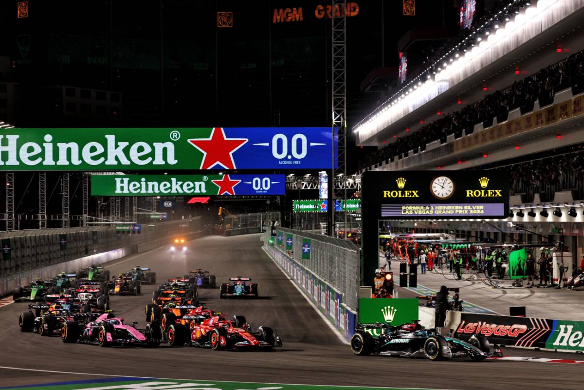 George Russell (GBR) Mercedes AMG F1 W15 leads at the start of the race.
23.11.2024. Formula 1 World Championship, Rd 22, Las Vegas Grand Prix, Las Vegas, Nevada, USA, Race Day.
- www.xpbimages.com, EMail: requests@xpbimages.com © Copyright: Batchelor / XPB Images