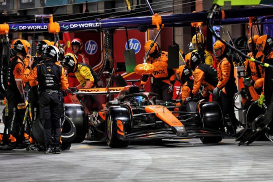 Oscar Piastri (AUS) McLaren MCL38 makes a pit stop.
23.11.2024. Formula 1 World Championship, Rd 22, Las Vegas Grand Prix, Las Vegas, Nevada, USA, Race Day.
- www.xpbimages.com, EMail: requests@xpbimages.com © Copyright: Batchelor / XPB Images