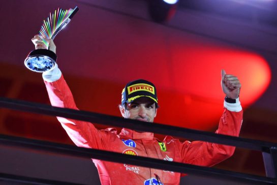 Carlos Sainz Jr (ESP) Ferrari celebrates his third position on the podium.
23.11.2024. Formula 1 World Championship, Rd 22, Las Vegas Grand Prix, Las Vegas, Nevada, USA, Race Day.
- www.xpbimages.com, EMail: requests@xpbimages.com © Copyright: Batchelor / XPB Images