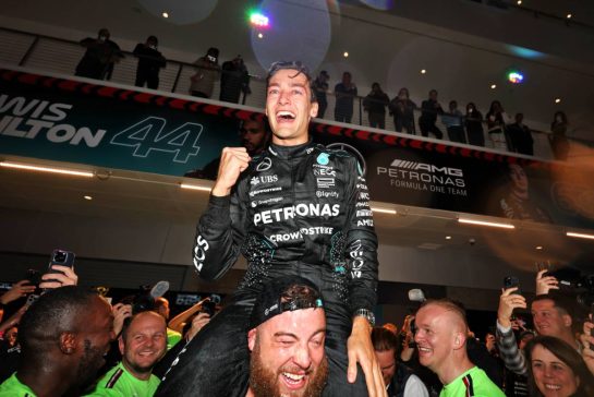 Race winner George Russell (GBR) Mercedes AMG F1 celebrates with the team.
23.11.2024. Formula 1 World Championship, Rd 22, Las Vegas Grand Prix, Las Vegas, Nevada, USA, Race Day.
- www.xpbimages.com, EMail: requests@xpbimages.com © Copyright: Moy / XPB Images